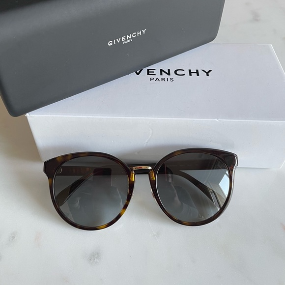 Givenchy 🕶 - Picture 3 of 7